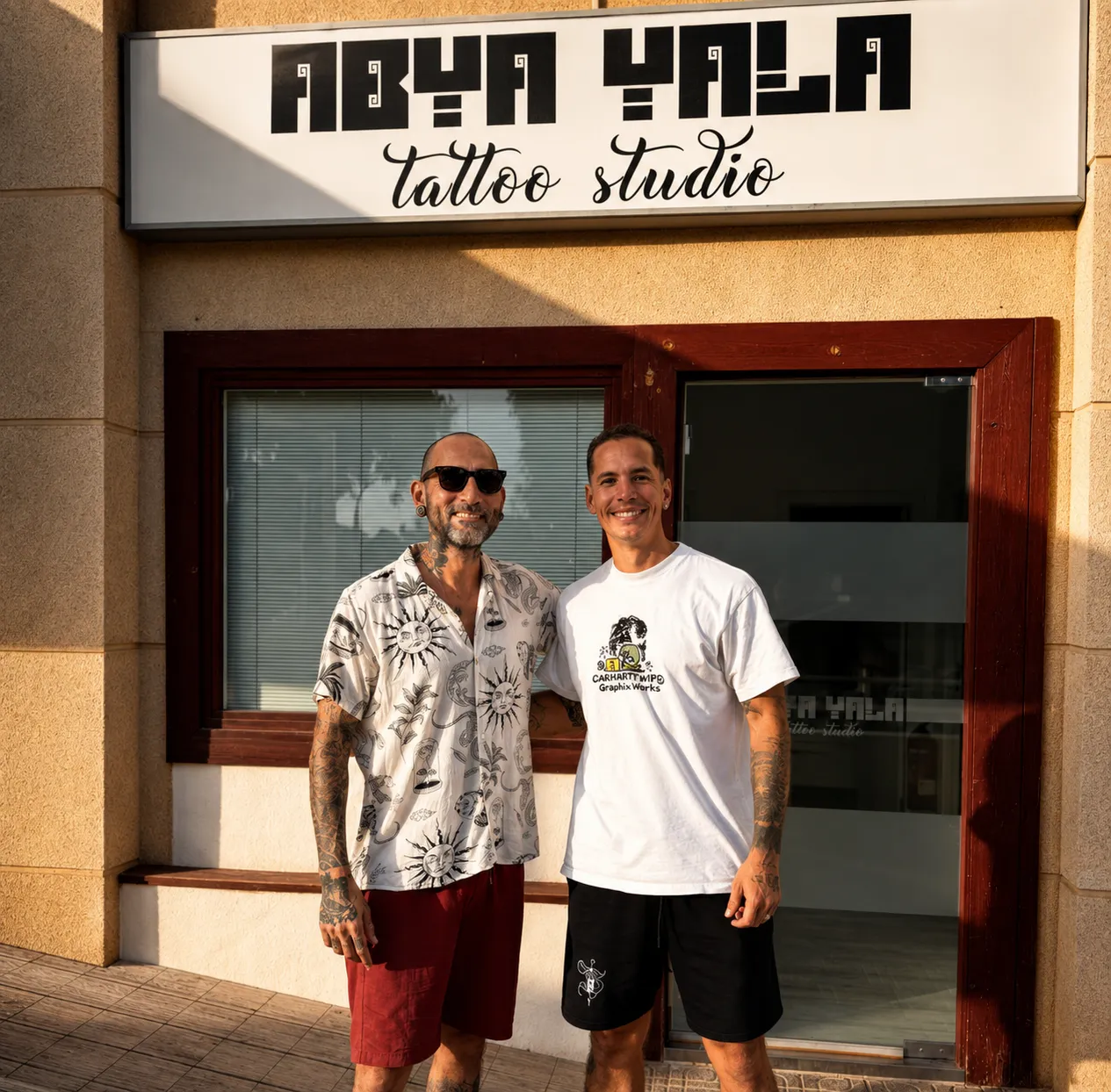 Alex Durango y Balbino Baquero, fundadores de Abya Yala Tattoo Studio, en la puerta del estudio