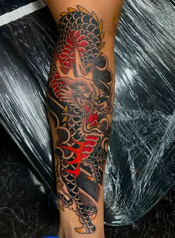 Tatuaje dragón japonés en pierna