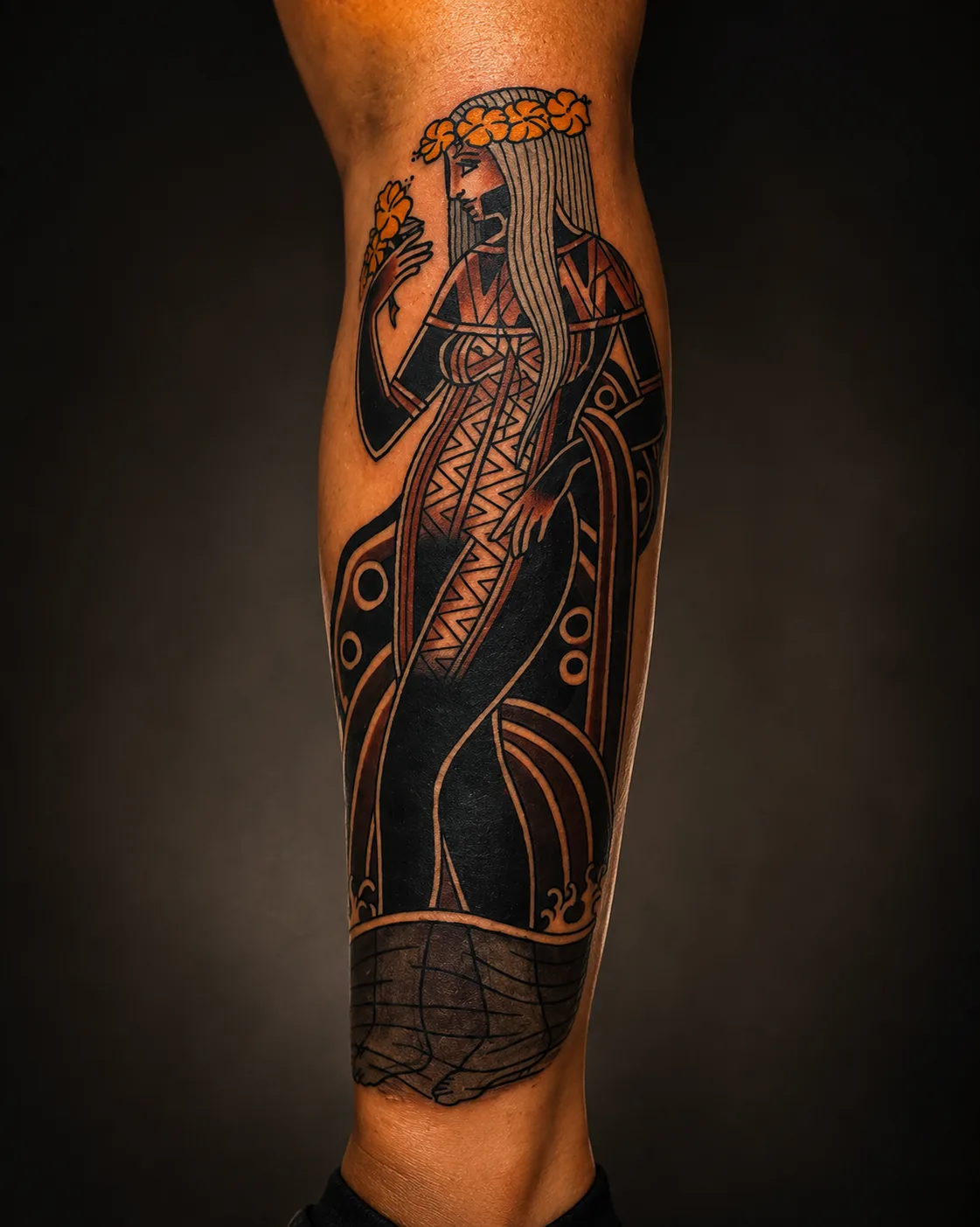 Tatuaje tradicional de figura femenina en pierna